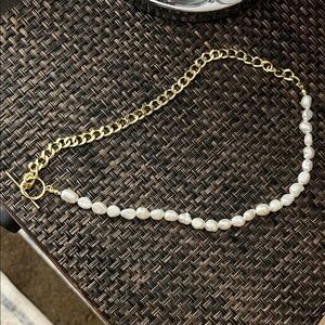 Elegant Gold and Pearl Necklace